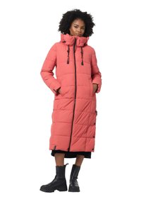 Lång rosa puffjacka med hög krage, dragkedjestängning, sidofickor och tryckknappsdetaljer, med en quiltad struktur och avslappnad passform.