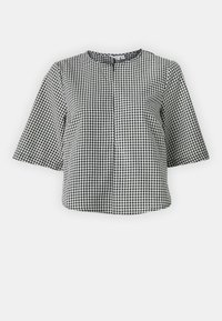 Svartvitt rutigt mönster topp, korta ärmar, rund halsringning, lätt tyg, rak skärning, har en frontstängning utan knappar.