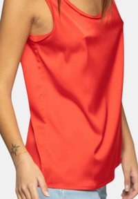 Top rosso senza maniche con una texture liscia e lucida e una vestibilità ampia. Presenta un collo rotondo e cuciture laterali. Nessun motivo o decorazione visibile.