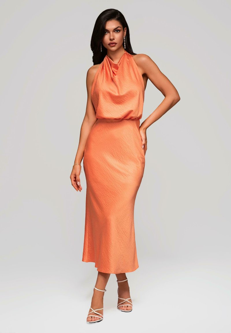 Robe à col halter en tissu orange doux, avec un corsage drapé et une jupe ajustée. Texture lisse avec un design mi-long. Talons ouverts.