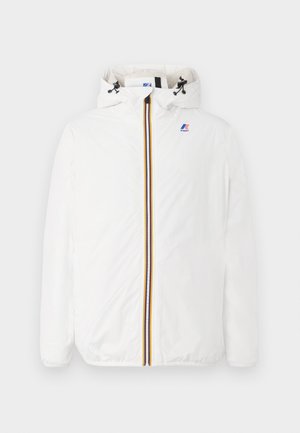 weiße Jacke aus leichtem Stoff, mit Kapuze, Frontreißverschluss mit einem mehrfarbigen Streifen und kleinem Logo auf der Brust.
