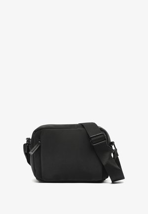 Borsa a tracolla nera realizzata in tessuto resistente, con forma rettangolare, tracolla regolabile, chiusura con zip e dettagli di texture delicati.