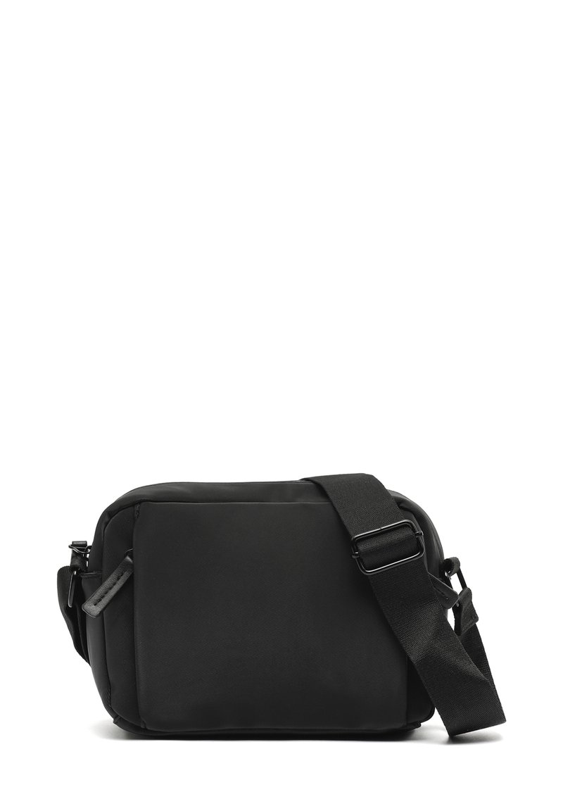 Borsa a tracolla nera realizzata in tessuto resistente, con forma rettangolare, tracolla regolabile, chiusura con zip e dettagli di texture delicati.