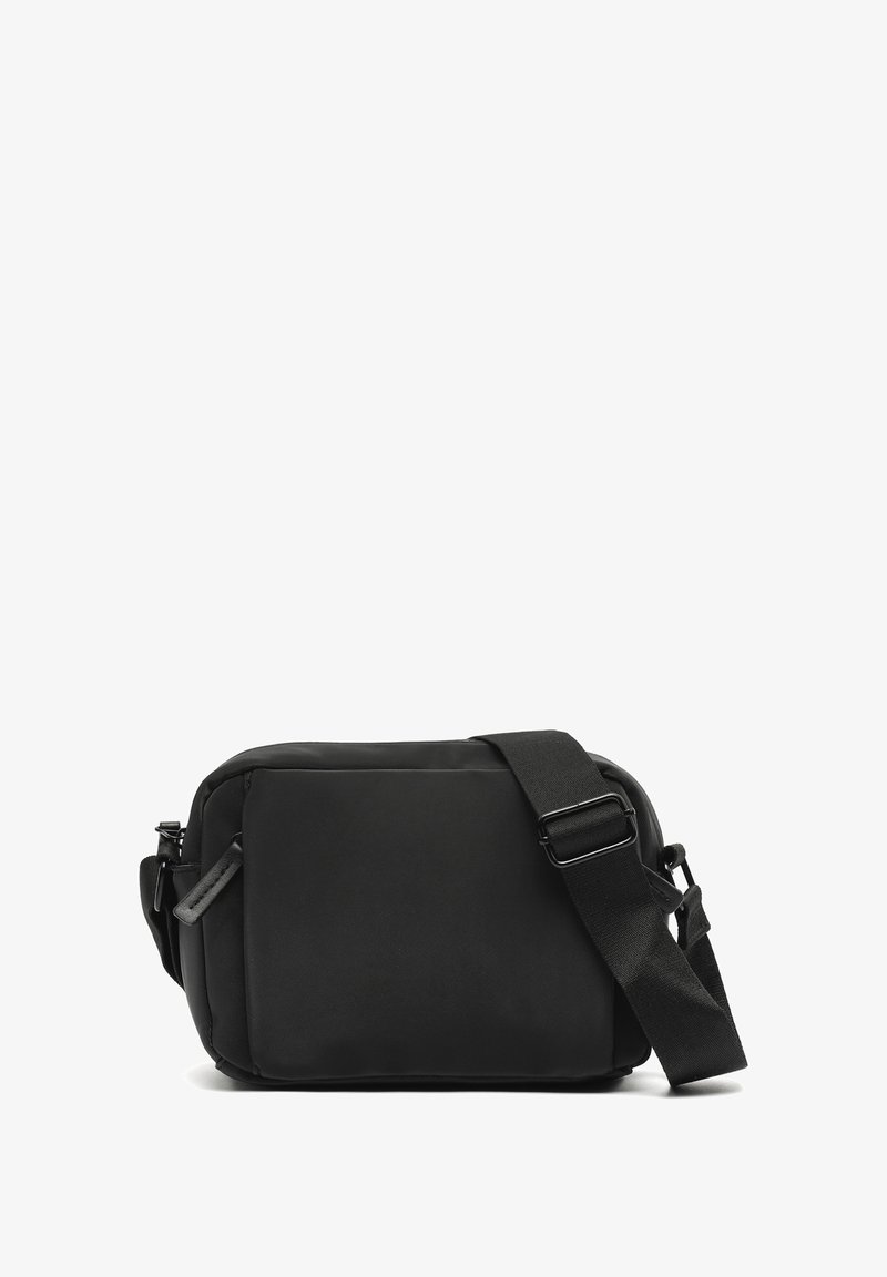 Schwarze Umhängetasche aus robustem Stoff, mit rechteckiger Form, verstellbarem Tragegurt, Reißverschluss und subtilen Texturdetails.