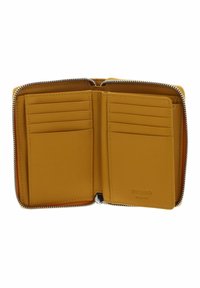 Petit portefeuille en cuir jaune avec fermeture éclair autour, plusieurs emplacements pour cartes et une texture lisse. Logo de la marque embossé à l'intérieur.