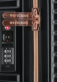 Valigetta nera con finitura testurizzata, dotata di una cerniera color oro con "WITTCHEN" incisa, e di una combinazione di bloccaggio su un lato.