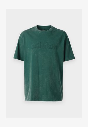 Tamnozelena pamučna majica s okruglim izrezom, kratkim rukavima i uvučenim "adidas" logotipom na prsima u istom reljefu.