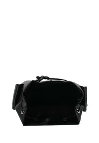 Borsa in pelle nera con texture morbida, design aperto e occhielli argentati. L'interno è spazioso con dettagli minimi e senza scomparti.