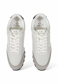 Sneakers bianchi in rete con accenti in suede grigi. Presentano lacci bianchi, punta arrotondata e suola testurizzata. Branding sulla linguetta e sul lato.