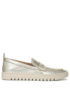 Chaussure argentée métallique à enfiler avec un design perforé, des accents beiges, et une semelle texturée présentant des rainures profondes pour une meilleure adhérence.