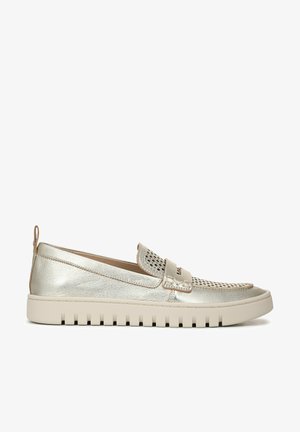 Metalen zilveren instapschoen met geperforeerd ontwerp, beige accenten en een gestructureerde zool met diepe groeven voor grip.