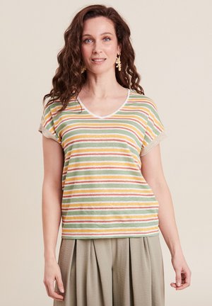 Gestreiftes T-Shirt mit grünen, orangefarbenen und gelben horizontalen Linien, einem V-Ausschnitt und kurzen Ärmeln, die mit einem grauen Saum akzentuiert sind.