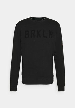 Sudadera negra hecha de tela suave, con mangas largas, cuello redondo y el texto "BRKLN" en tela texturizada en la parte frontal.