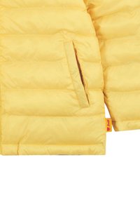 Geel pufferjack met een quilted ontwerp, voorzien van een zijzak en een rood merklabel op de mouw. Glad, glanzend textuur.