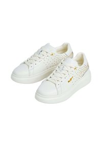 Hvite sneakers laget av lær med en teksturert overflate, med gullnagler og detaljer, rund tå og flat gummisåle.