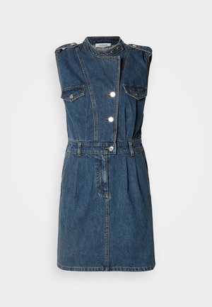 Robe en denim sans manches de couleur bleu foncé avec un col haut, des boutons argentés, deux poches poitrine, une taille ceinturée et une jupe plissée.