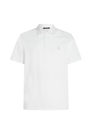 Balta polo marškiniai, pagaminti iš lygaus medvilnės. Turi klasikinį apykaklę, trijų mygtukų užsegimą ir mažą siuvinėtą logotipą kairiajame krūtinės pusėje.