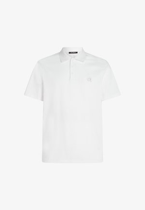 Bela polo majica, narejena iz gladkega bombaža. Ima klasičen ovratnik, tri gumbke na zapenjanju in majhen izvezen logotip na levi prsni strani.