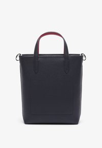 Sac fourre-tout en cuir texturé bleu marine avec poignées courtes, un intérieur rouge contrastant et une forme rectangulaire plate. Présente des accents en métal sur les côtés.