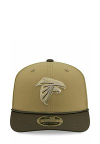 Khaki-Basecap mit einem dunkelgrünen Schirm, auf der Vorderseite mit einem 3D-gestickten Falke in hellem Beige versehen. Mit dehnbarem Druckverschluss auf der Rückseite.