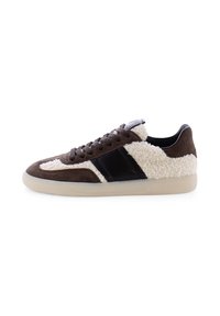 Bruine suède sneakers met crèmekleurige textuuraccenten en zwarte zijstreepjes, met een lage profiel en een lichte, flexibele zool.