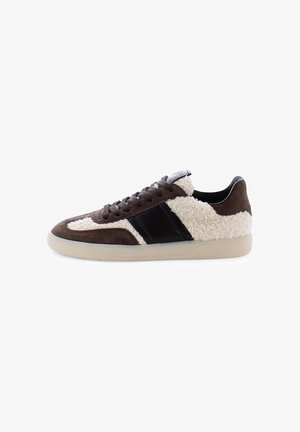 Braune Wildledersneaker mit cremefarbenen strukturierten Akzenten und schwarzen Seitenstreifen, die eine niedrige Silhouette und eine leichte, flexible Sohle aufweisen.