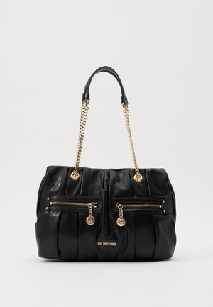 Czarna, marszczona torebka z złotymi łańcuszkowymi paskami, dwoma przednimi kieszeniami na zamek z złotymi zawieszkami oraz logo "Love Moschino" w złotych literach.