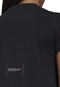 adidas Sportswear LOGO T-SHIRT - T-shirts med print - black/white