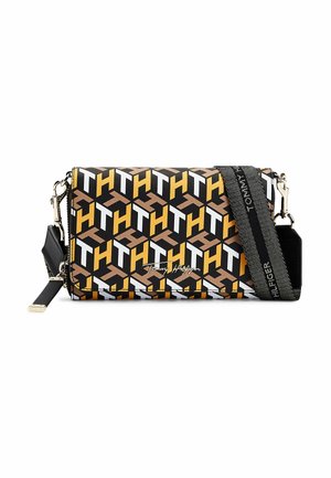 Rektangulær crossbody taske med gentaget brun, hvid og gul "TH" mønster og sort justerbar rem med "Tommy Hilfiger" tekst.