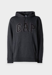 Sudadera gris con bolsillo frontal, capucha con cordón y logo "GAP" en contraste en el pecho. Tejido suave con puños acanalados.