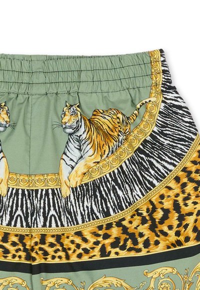 Zielone szorty z materiału, z marszczonym paskiem w talii, ozdobione wzorami tygrysa i zwierzęcymi w czerni i złotych akcentach.