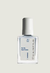 Przezroczysta szklana buteleczka z lakierem do paznokci z białą nakrętką, etykieta z niebieskim tekstem "No No Nail Polish", pojemność 11 ml.