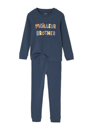 Navyblaues, geripptes Langarmoberteil und Hosen Set für Kinder, mit "MEILLEUR BROTHER" in bunten Buchstaben auf dem Oberteil.