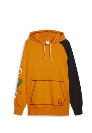 Orange Hoodie mit schwarzen Ärmeln, Kängurutasche, weißen Kordeln und grünem Logo-Print auf dem Ärmel. Strukturierter Stoff mit Kontrastnähten.