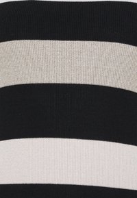 Tissu à rayures horizontales noir et blanc avec des largeurs de rayures variées, créant un contraste visuel audacieux et une apparence texturée.