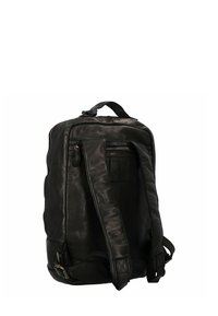 Zaino in pelle nera con un design robusto, dotato di una tasca frontale, due spallacci regolabili e una maniglia superiore per il trasporto.