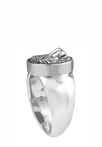 Sølvring med løvehoveddesign på toppen, glat poleret bånd, stemplet med "925", hvilket angiver sterlingsølv.