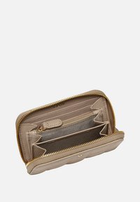 Beige leren portemonnee met gouden rits, meerdere pasjesvakjes en een ritsvak voor munten. Gecoate binnenkant met subtiele patroon details.