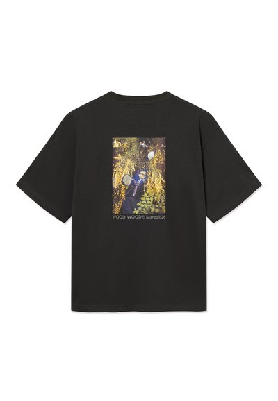 T-shirt noir à manches courtes avec un motif coloré sur le thème de la nature et le texte "WOOD WOOD© Marpoli 26" au dos.