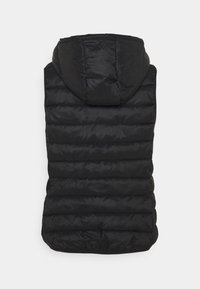 Černá péřová vesta s kapucí, se šitým designem, hladkou texturou a rovný střih. Bez viditelného kování nebo akcentů.