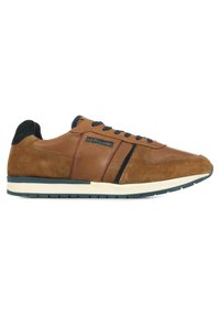 Sneaker in pelle e suede marrone con profilo basso, dettagli testurizzati, lacci blu e suola intermedia bianca. Presenta il marchio sul lato.