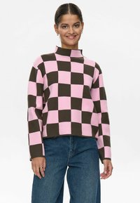 Maglione a scacchi rosa e marrone con scollatura alta, maniche lunghe e taglio cropped. Tessuto morbido con una trama testurizzata.
