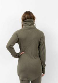 Olivgrünes Langarmoberteil mit hohem Kragen, strukturiertem Stoff und lockerer Passform, ausgestattet mit Raglanärmeln und abgerundetem Saum.
