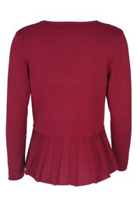 Burgunderfarbener Strickpullover mit langen Ärmeln, einem taillierten Oberteil und einem gefältelten unteren Abschnitt, der ein strukturiertes Muster entlang dem Saum aufweist.