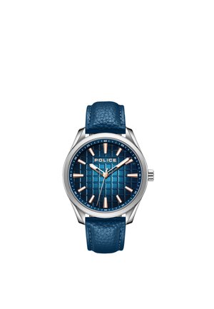 Reloj de pulsera para hombre con correa de cuero azul texturizada, caja de plata, esfera azul con patrón, marcadores de hora dorados y el nombre de la marca "POLICE" en la esfera.