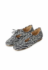 Balerínky s zebra vzorem v černé a bílé barvě, vyrobené z semišového materiálu, s výřezy a tkaničkovým zavazováním vepředu.
