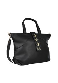 Bolso de piel negra con dos asas cortas y una correa desmontable. Presenta un solapa acentuada con motivos geométricos y una forma estructurada.