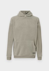 Fleece hette i lys grå med kengurulomme, trykknapp-forlomme og ribbede mansjetter og hem. Myk tekstur og avslappet passform.
