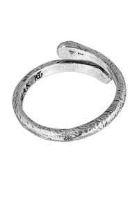 Sterling silver ring med en strukturerad yta, med en minimalistisk öppen design som böjer sig och överlappar i ena änden.