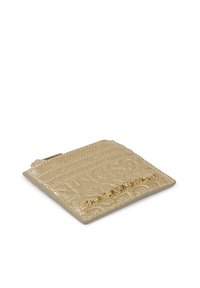 Bolsita metálica dorada con una superficie texturizada y en relieve, y herrajes en tono dorado. Cuenta con un cierre de cremallera y un detalle de marca en la parte frontal.